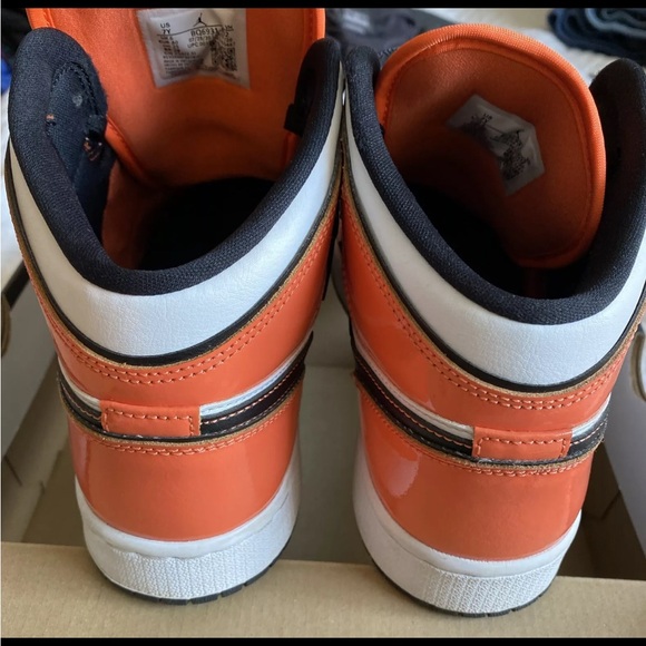 Nike Air Jordan 1 Mid SE (GS) BQ6931802 Size 7y - Very Light Use - Picture 3 of 9